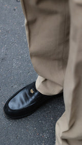 Titouan  porte le pantalon chino Léo coloris mastic en coton japonais de la  Collection A/H 2025 - détail du bas de pantalon - Maison Gabriel Paris