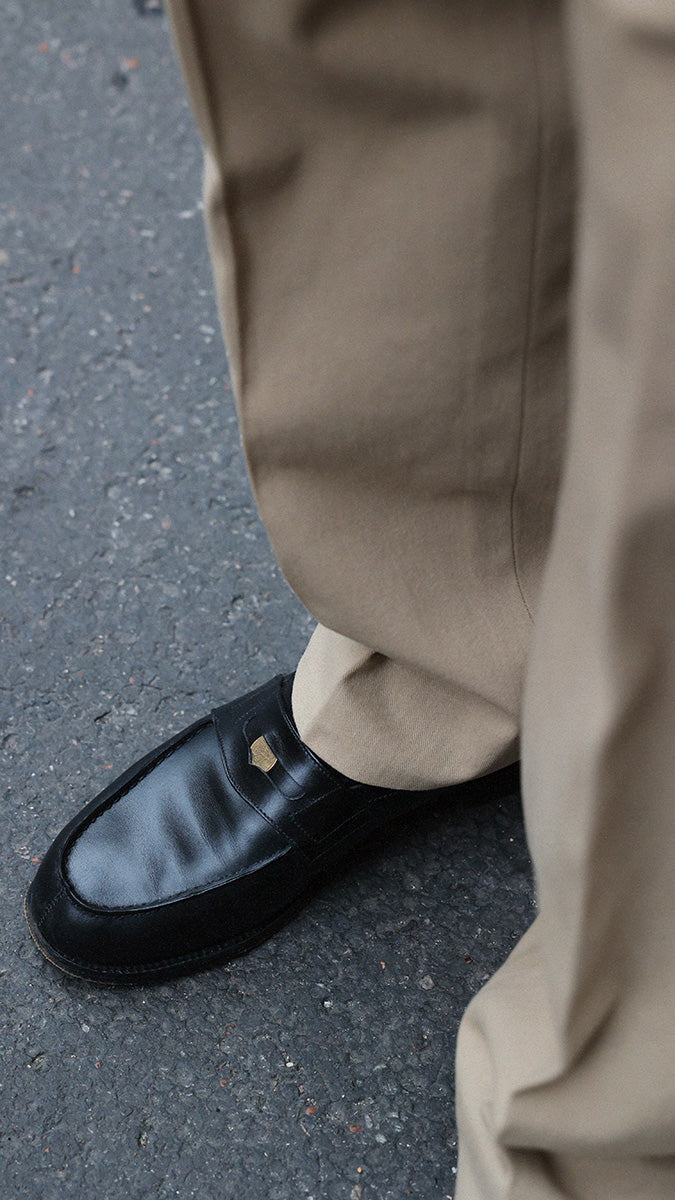 Titouan  porte le pantalon chino Léo coloris mastic en coton japonais de la  Collection A/H 2025 - détail du bas de pantalon - Maison Gabriel Paris