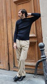 Titouan prend la pose au 26 Rue du Mont Thabor et porte le pantalon chino Léo coloris mastic en coton japonais de la  Collection A/H 2025 - Maison Gabriel Paris