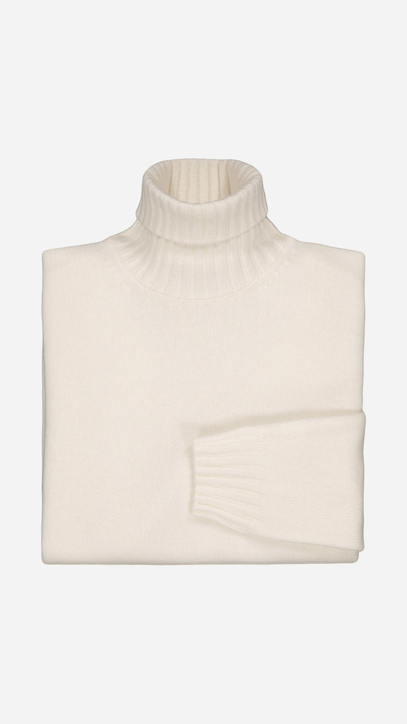 Le pull Basile en laine et cachemire blanc col roulé - vue pull plié - de la Maison Gabriel Paris