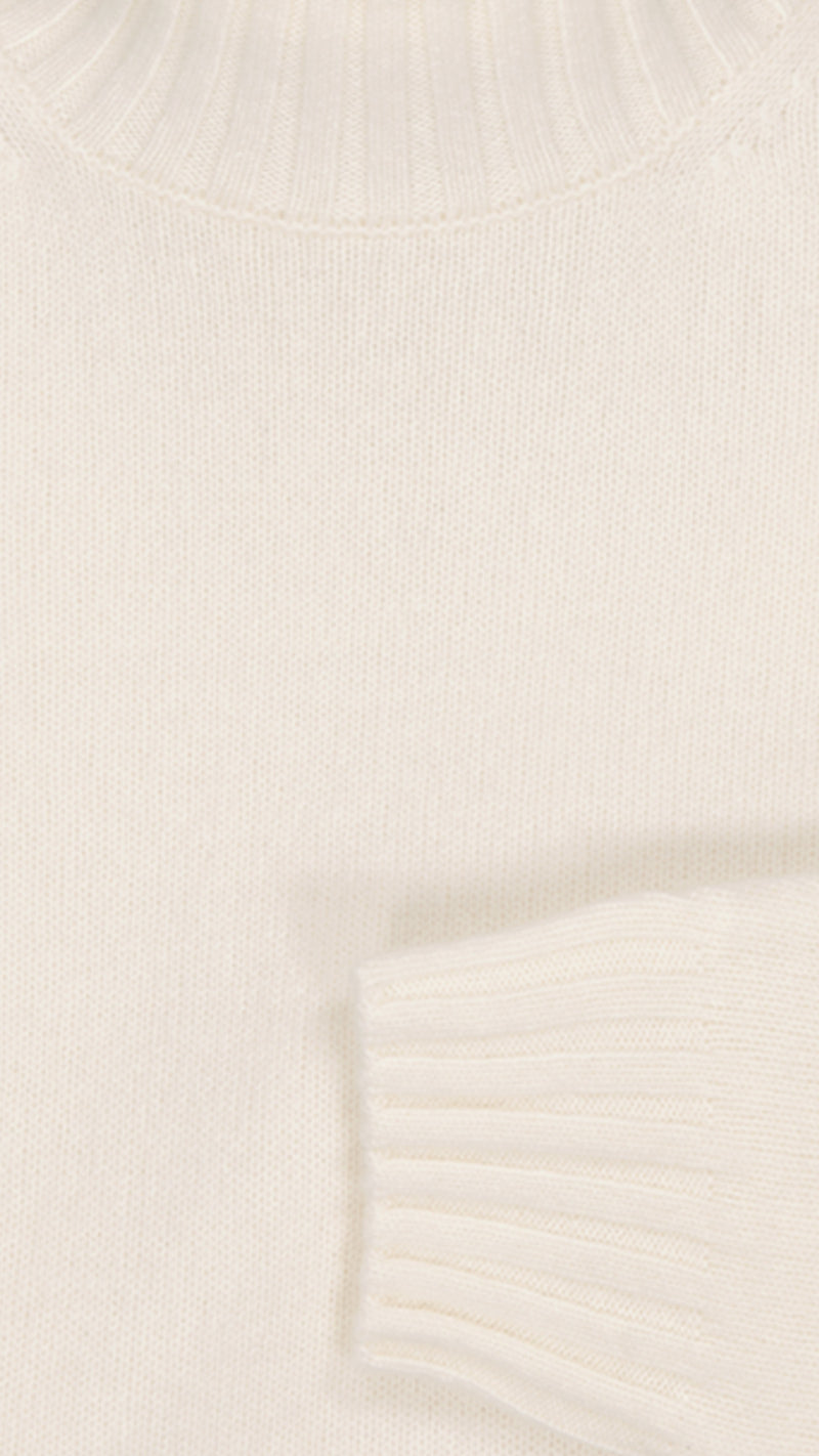 Zoom tissu sur le pull Basile en laine et cachemire blanc col roulé - vue de détail - de la Maison Gabriel Paris