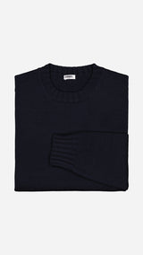 Le pull Tom en laine mérinos couleur navy à col rond de la Maison Gabriel Paris