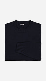 Le pull Tom en laine mérinos couleur navy à col rond de la Maison Gabriel Paris