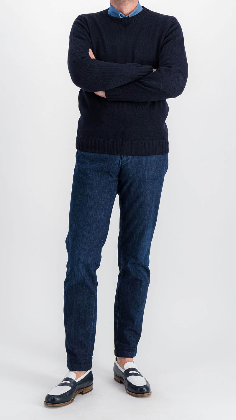 Le mannequin studio porte le pull Tom en laine mérinos navy col rond, avec la chemise Gabriel, le jean Arthur et les mocassins Weston X Gabriel bicolore, vue face, Maison Gabriel Paris