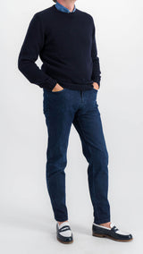 Le mannequin studio porte le pull Tom en laine mérinos navy col rond, avec la chemise Gabriel, le jean Arthur et les mocassins Weston X Gabriel bicolore, vue côté, Maison Gabriel Paris