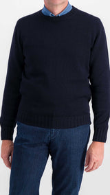 Le mannequin studio porte le pull Tom en laine mérinos navy col rond, avec la chemise Gabriel, le jean Arthur, vue haut face, Maison Gabriel Paris