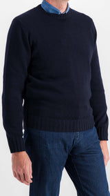 Le mannequin studio porte le pull Tom en laine mérinos navy col rond, avec la chemise Gabriel, le jean Arthur, vue haut côté, Maison Gabriel Paris