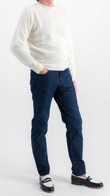 Le mannequin studio porte le pull Tom en laine mérinos blanc col rond, le jean Arthur, les mocassins bicolore Weston X Gabriel, vue de côté, Maison Gabriel Paris