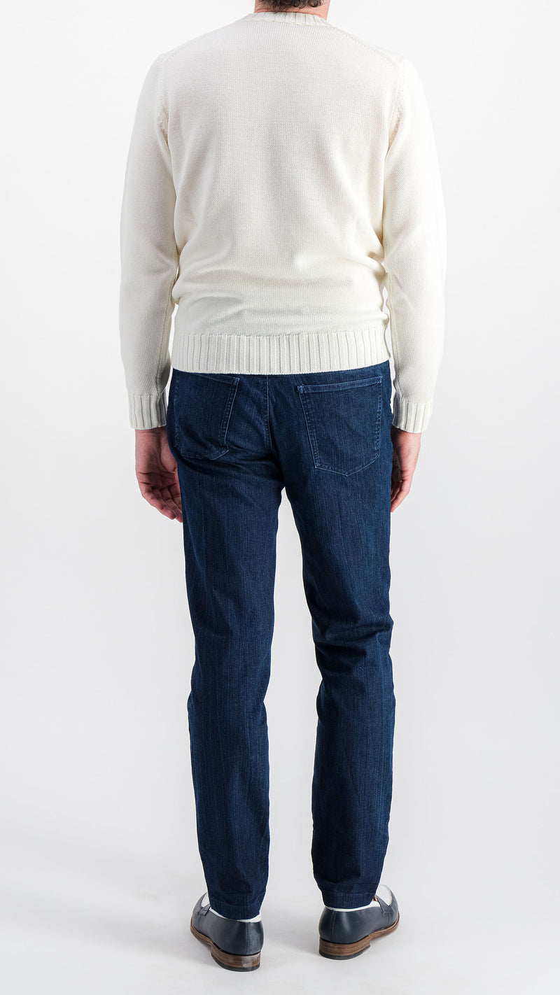 Le mannequin studio porte le pull Tom en laine mérinos blanc col rond, le jean Arthur, les mocassins bicolore Weston X Gabriel, vue de dos, Maison Gabriel Paris