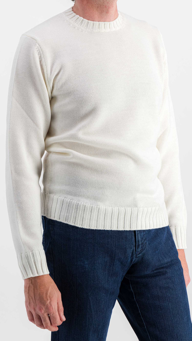 Le mannequin studio porte le pull Tom en laine mérinos blanc col rond, le jean Arthur, vue de haut face, Maison Gabriel Paris