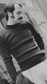 Titouan dans la rue du Mont Thabor porte le pull marin Erwann en laine bleu nuit LE MINOR - Collection Automne Hiver 2025 - Maison Gabriel Paris