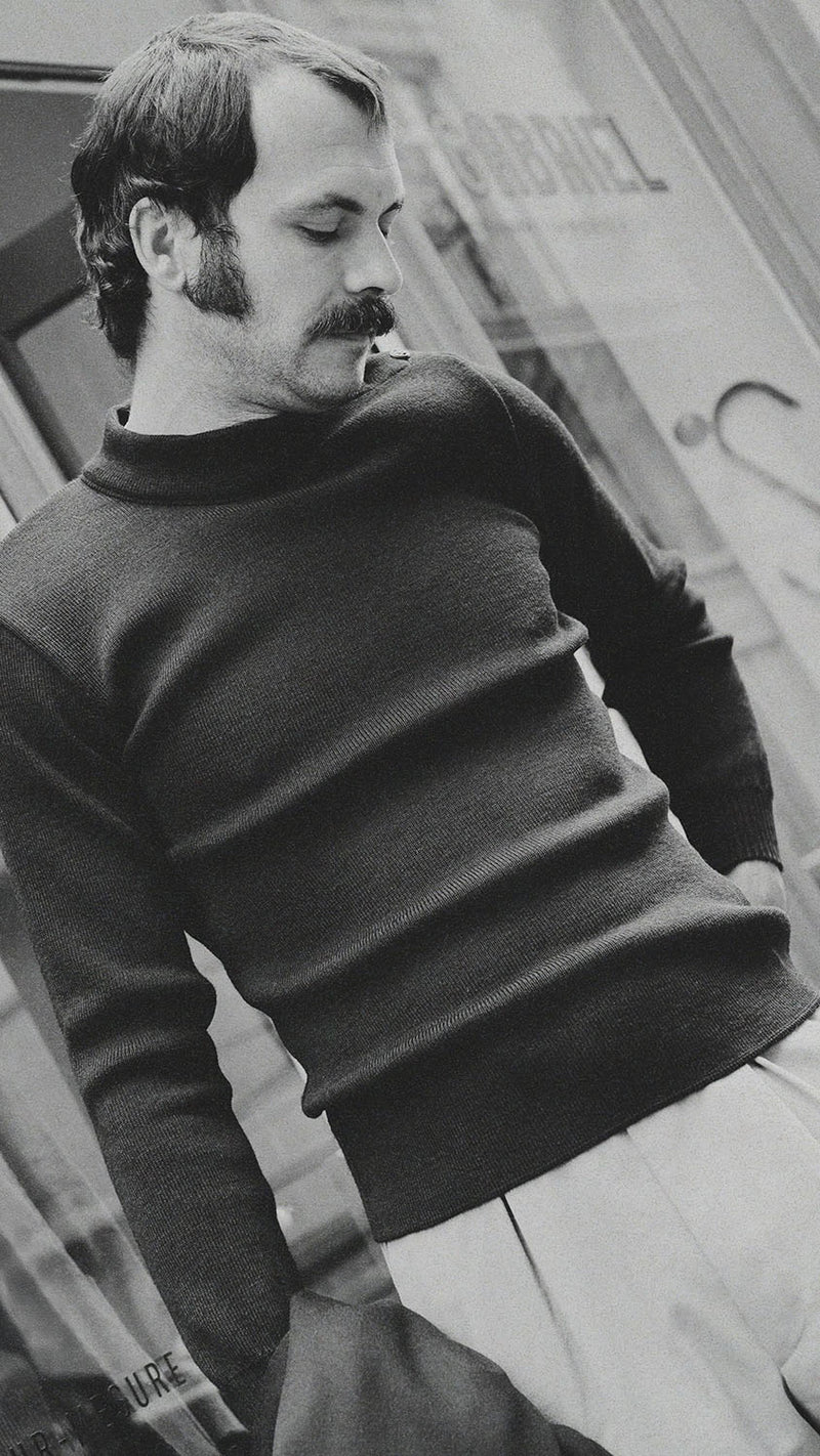 Titouan dans la rue du Mont Thabor porte le pull marin Erwann en laine bleu nuit LE MINOR - Collection Automne Hiver 2025 - Maison Gabriel Paris