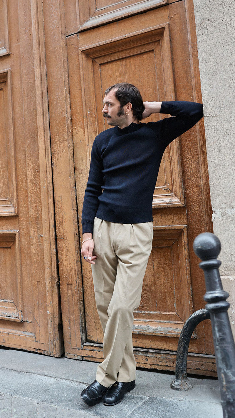 Titouan dans la rue du Mont Thabor porte le pull marin Erwann en laine bleu nuit LE MINOR - Collection Automne Hiver 2025 - Maison Gabriel Paris