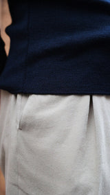 Titouan dans la rue du Mont Thabor porte le pull marin Erwann en laine bleu nuit LE MINOR - Détail maille - Collection Automne Hiver 2025 - Maison Gabriel Paris