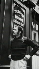 Titouan à Paris porte le cardigan Ayden en laine bleu marine LE MINOR X GABRIEL - Collection Automne Hiver 2025 - Maison Gabriel Paris