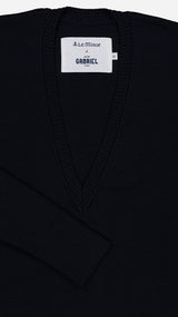 Pull col V profond Diego en laine mérinos bleu marine Le Minor X Gabriel - Vue  détails face - Collection Giacometti 2026 - Maison Gabriel Paris
