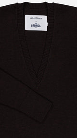 Pull col V profond Diego en laine mérinos marron Le Minor X Gabriel - Vue  détails face - Collection Giacometti 2026 - Maison Gabriel Paris