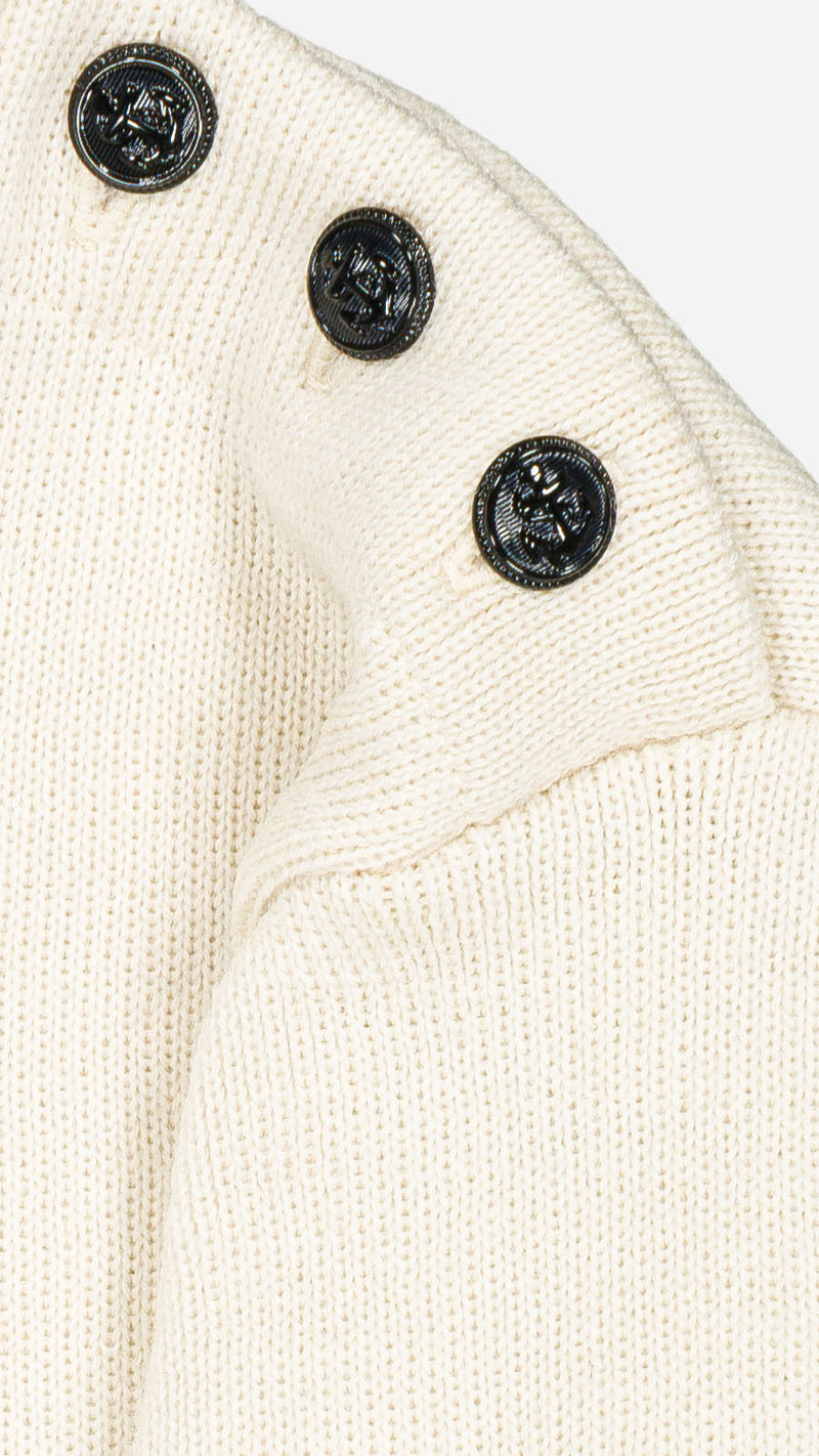 Pull marin Erwann en laine blanc cassé LE MINOR - Détail tissu et boutonnage épaule - Collection Automne Hiver 2025 - Maison Gabriel Paris