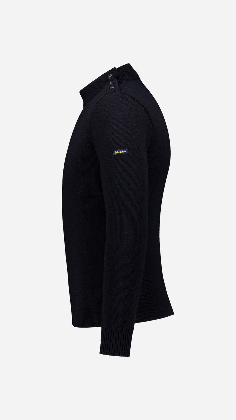 Pull marin Erwann en laine bleu nuit LE MINOR - Vue ghost côté - Collection Automne Hiver 2025 - Maison Gabriel Paris
