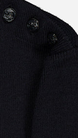 Pull marin Erwann en laine bleu nuit LE MINOR - Détail tissu et boutonnage épaule - Collection Automne Hiver 2025 - Maison Gabriel Paris
