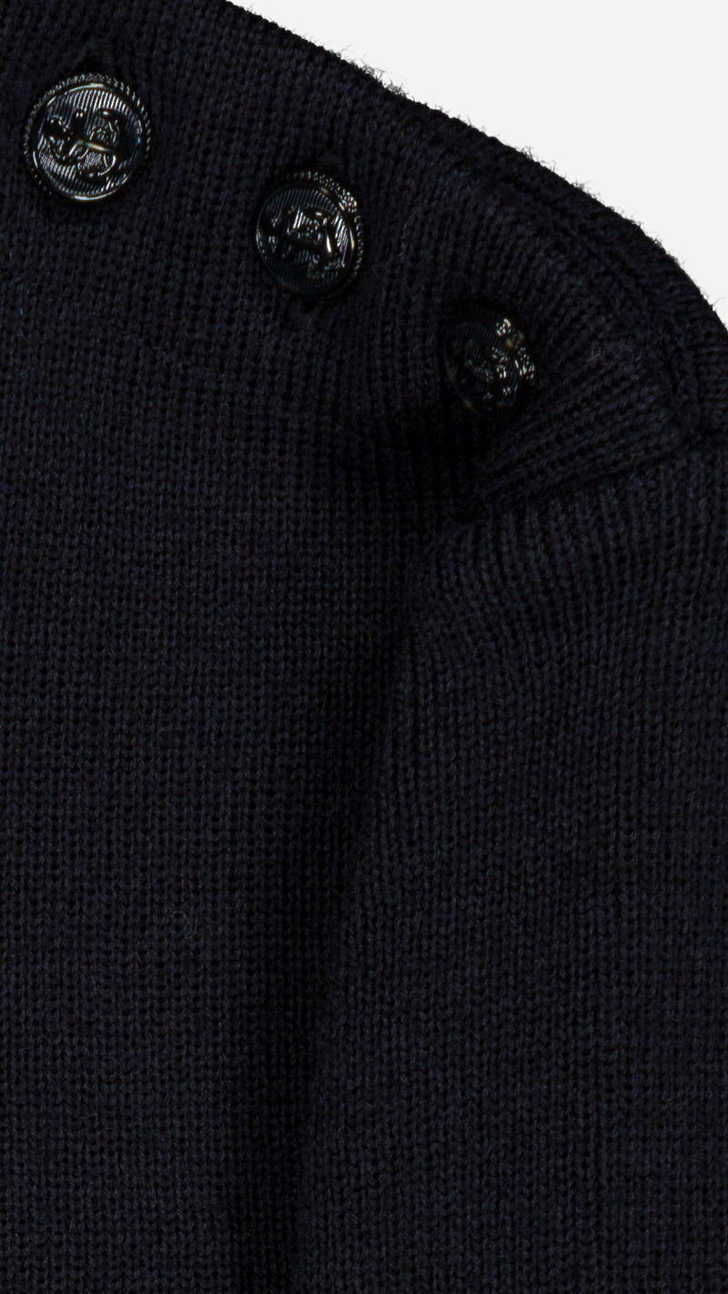 Pull marin Erwann en laine bleu nuit LE MINOR - Détail tissu et boutonnage épaule - Collection Automne Hiver 2025 - Maison Gabriel Paris