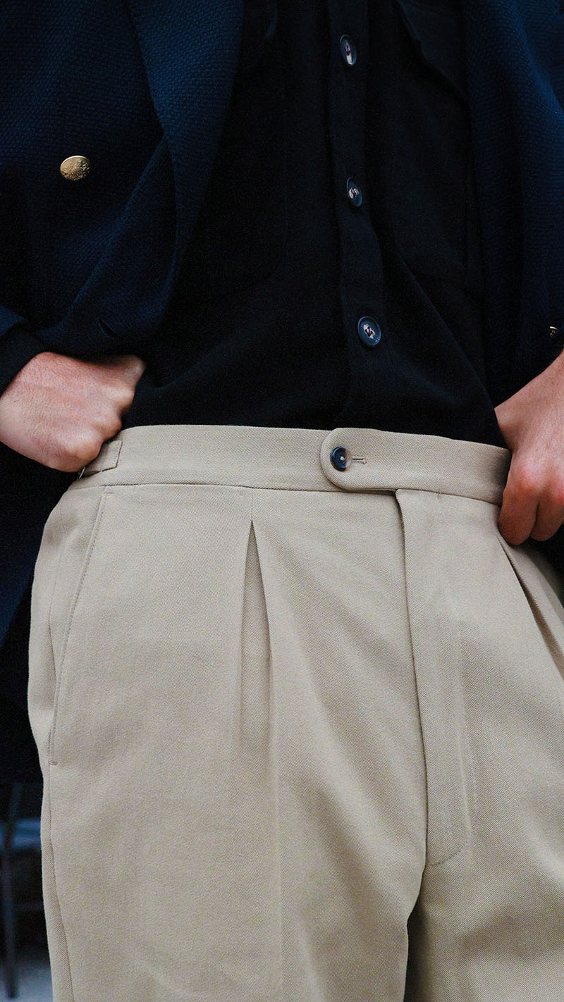 Pablo Saavedra de Decker est aux Puces de Saint Ouen et porte le blazer croisé Edgar en laine nattée bleu marine de la Maison Gabriel Paris - photo de détail 