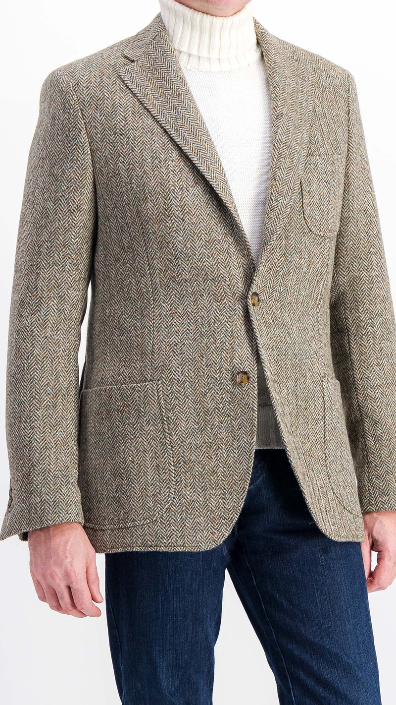 Le mannequin studio porte la veste Aurélien en tweed à motif chevrons, le pull col roulé Philippe, le jean Arthur - vue côté 3/4 - de la Maison Gabriel Paris