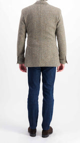 Le mannequin studio porte la veste Aurélien en tweed à motif chevrons, le pull col roulé Philippe, le jean Arthur et les Derby Golf Collaboration J.M. Weston X Gabriel - vue de dos - de la Maison Gabriel Paris