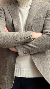 Détail de la veste Aurélien en tweed à motif chevrons et le pull col roulé Philippe de la Maison Gabriel Paris