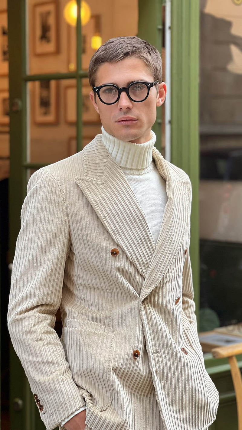 Paul, devant la boutique Maison Gabriel Paris,  porte la veste Sacha, le pull Célestin et les lunettes Vincent