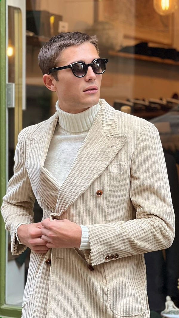 Paul, devant la boutique Maison Gabriel Paris,  porte la veste Sacha, le pull Célestin et les lunettes Vincent