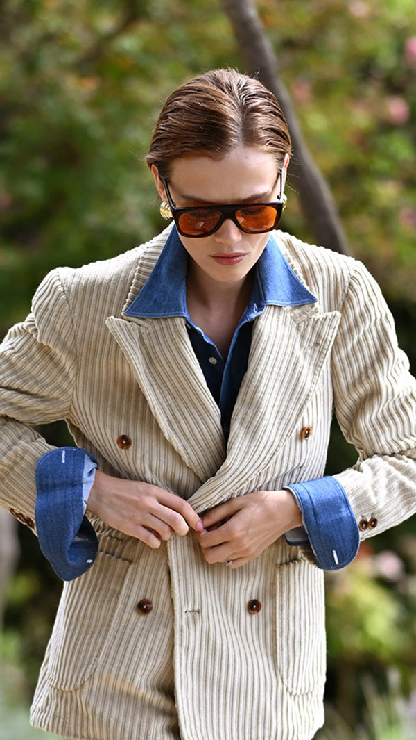 Vita porte la veste Sacha et la chemise Gabriel de la Maison Gabriel Paris