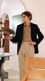 Pablo Saavedra de Decker est à la Galerie Aurélien Serre et porte la veste droite Orso en laine et cachemire bleu marine de la Maison Gabriel Paris