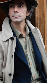 Pablo Saavedra de Decker est aux Puces de Saint Ouen et porte la veste droite Orso en laine et cachemire bleu marine de la Maison Gabriel Paris