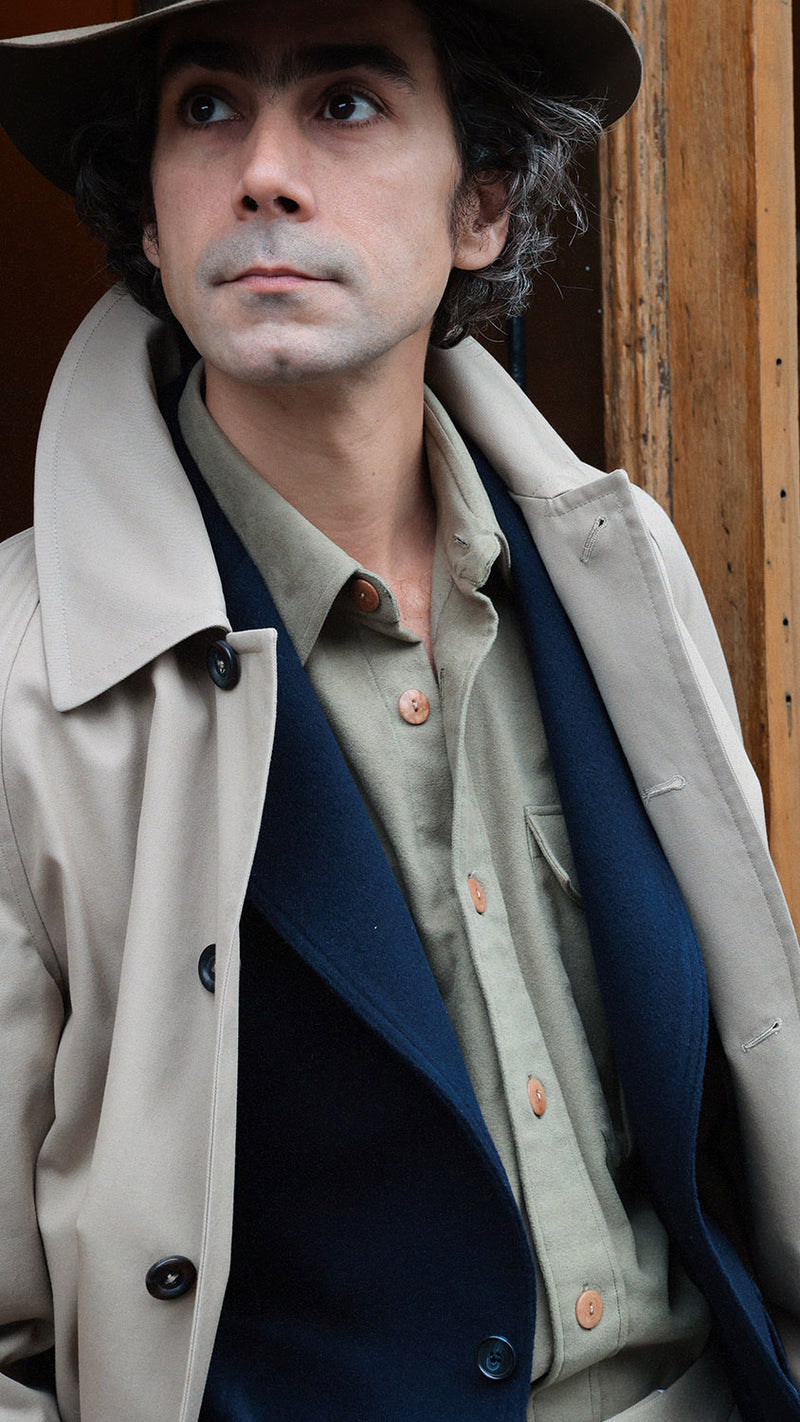 Pablo Saavedra de Decker est aux Puces de Saint Ouen et porte la veste droite Orso en laine et cachemire bleu marine de la Maison Gabriel Paris