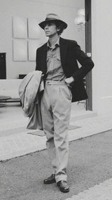 Pablo Saavedra de Decker est aux Puces de Saint Ouen et porte la veste  droite Orso en laine et cachemire bleu marine de la Maison Gabriel Paris