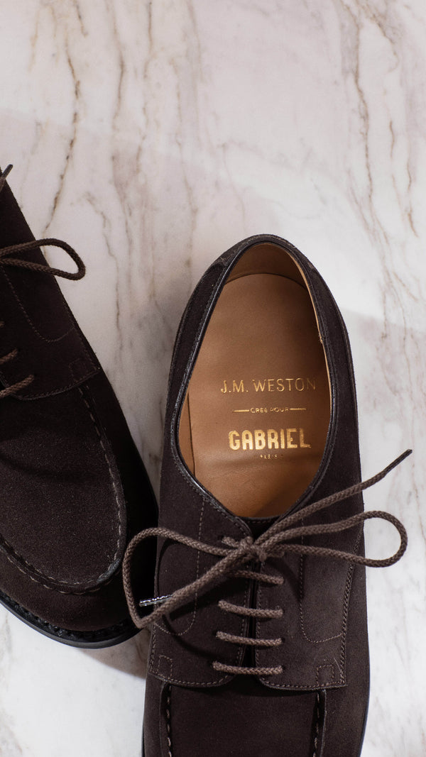 Le derby golf en cuir veau velours marron, collaboration J.M. Weston x Gabriel, vue de dessus détail, de la Maison Gabriel Paris