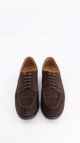 Le derby golf en cuir veau velours marron, collaboration J.M. Weston x Gabriel, vue de face, de la Maison Gabriel Paris